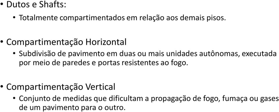 executada por meio de paredes e portas resistentes ao fogo.