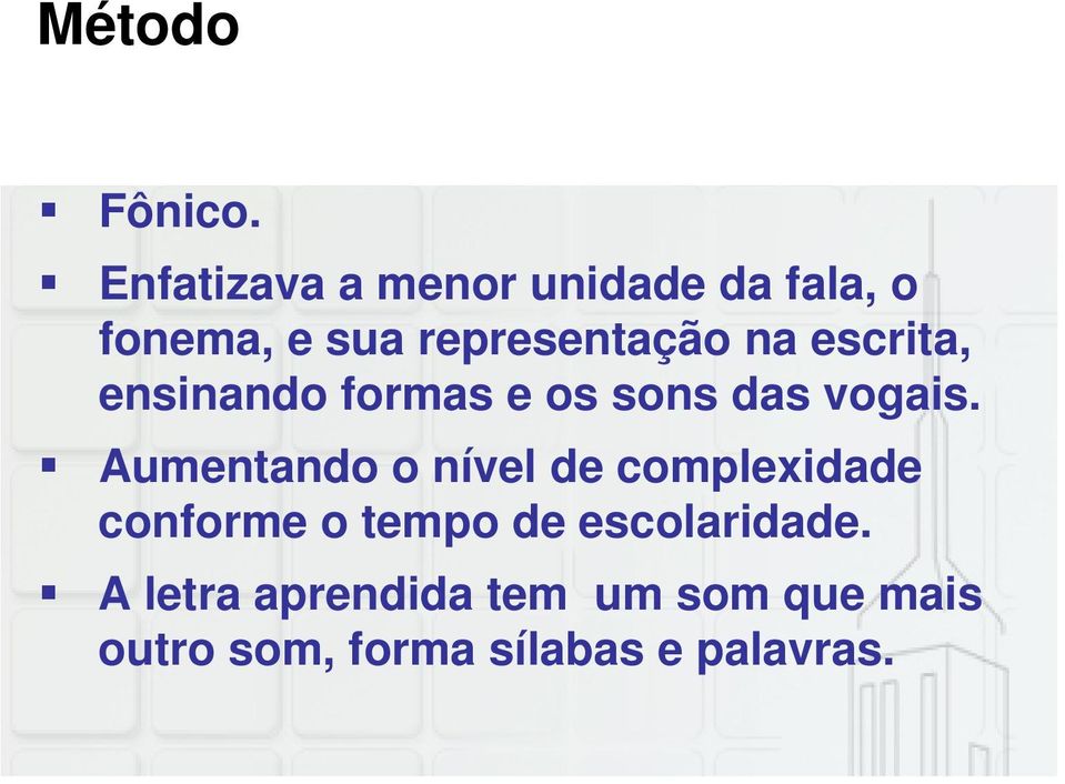 escrita, ensinando formas e os sons das vogais.