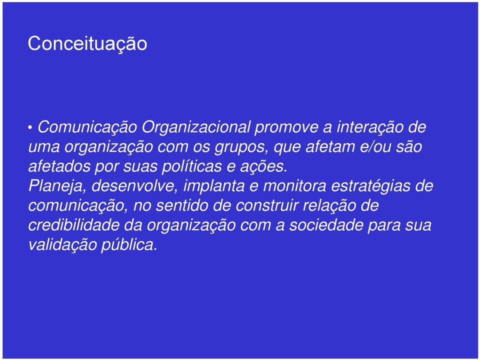 Planeja, desenvolve, implanta e monitora estratégias de comunicação, no sentido