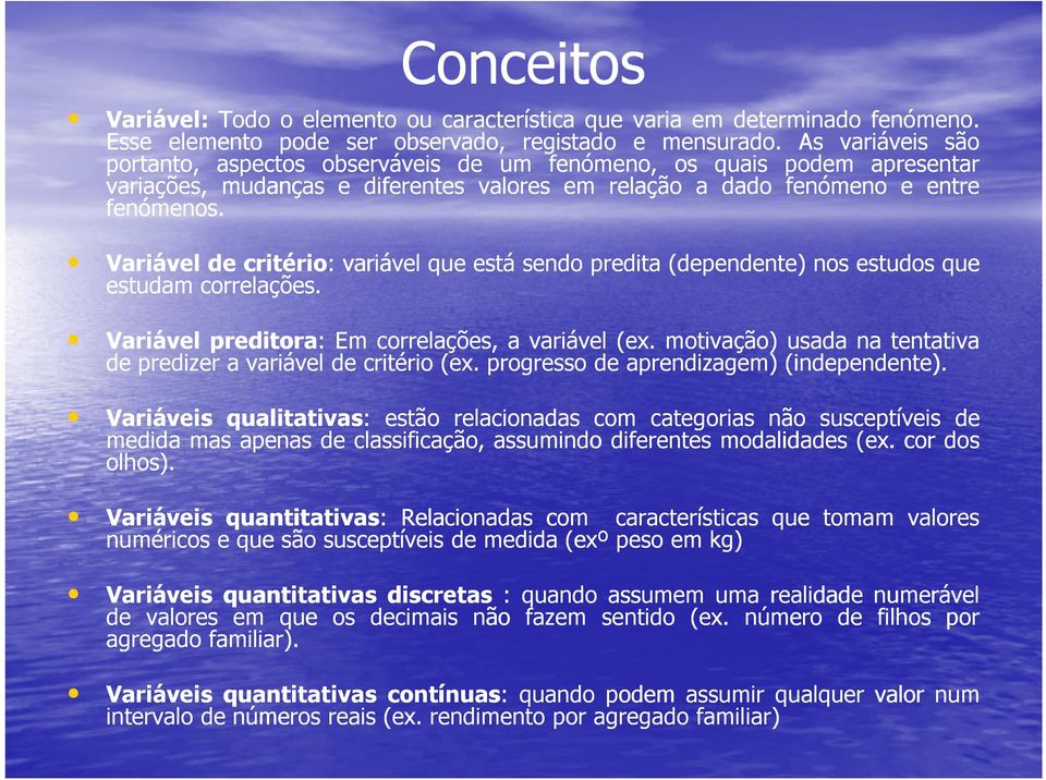 Variável de critério: variável que está sendo predita (dependente) nos estudos que estudam correlações. Variável preditora: Em correlações, a variável (ex.