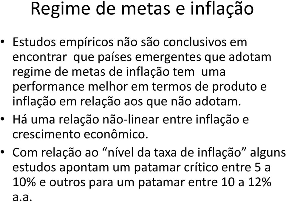 que não adotam. Há uma relação não-linear entre inflação e crescimento econômico.