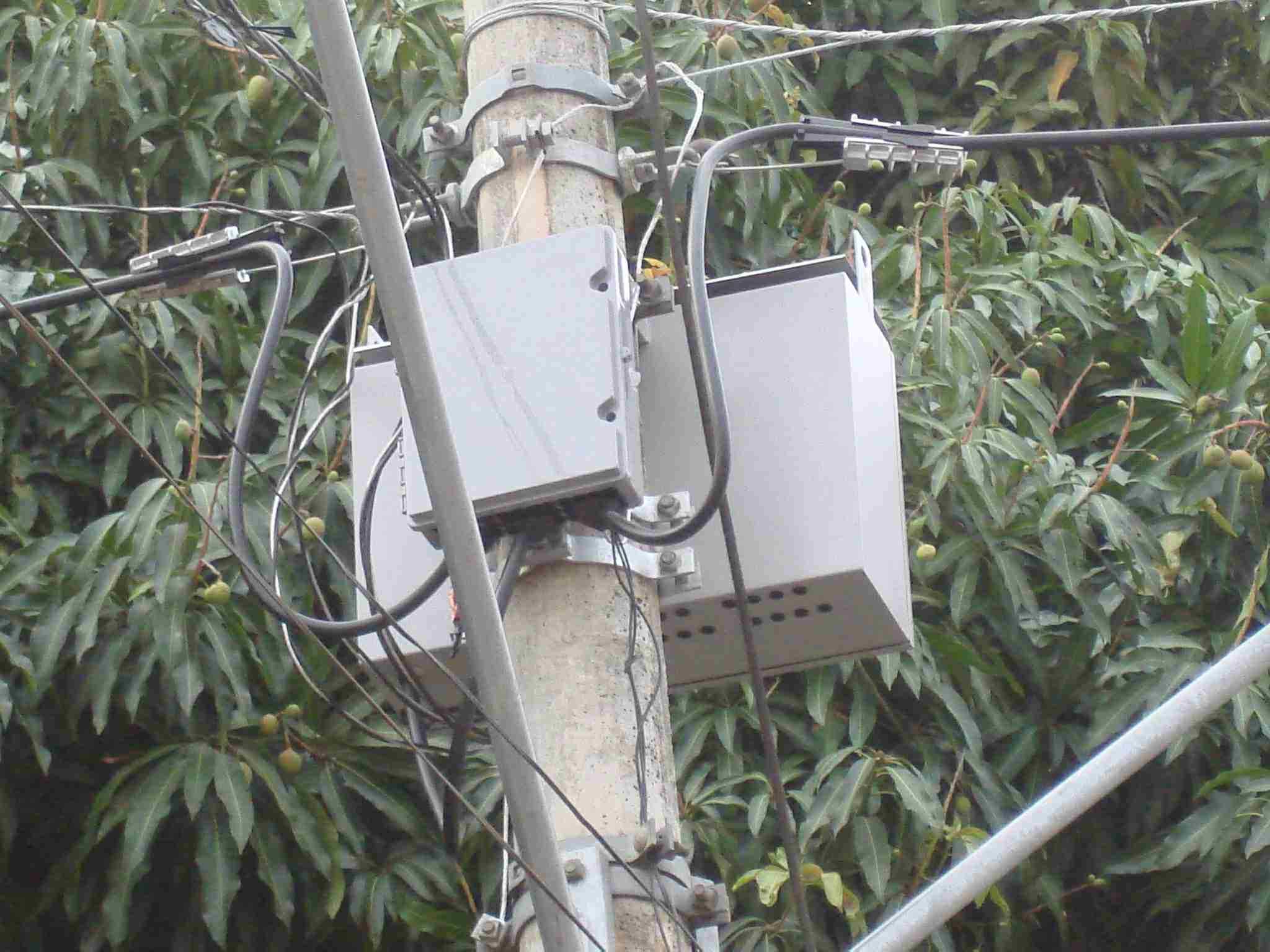 A seguir pode ser observado um poste equipado com a RDC completa. As conexões da rede são feitas dentro das caixas. O ramal das ligações dos clientes segue para os padrões dos consumidores, já medido.