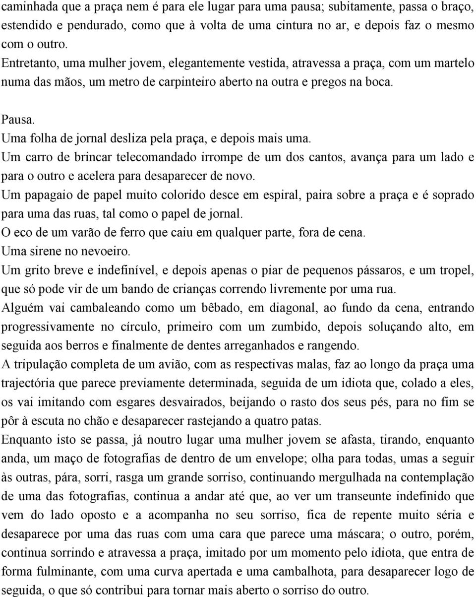 Uma folha de jornal desliza pela praça, e depois mais uma. Um carro de brincar telecomandado irrompe de um dos cantos, avança para um lado e para o outro e acelera para desaparecer de novo.