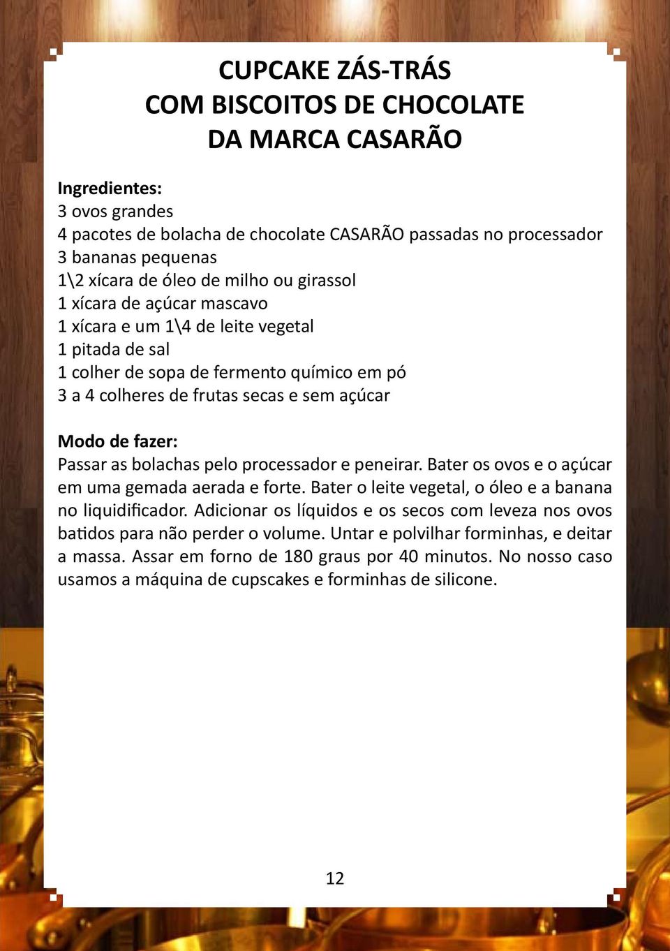 Passar as bolachas pelo processador e peneirar. Bater os ovos e o açúcar em uma gemada aerada e forte. Bater o leite vegetal, o óleo e a banana no liquidificador.