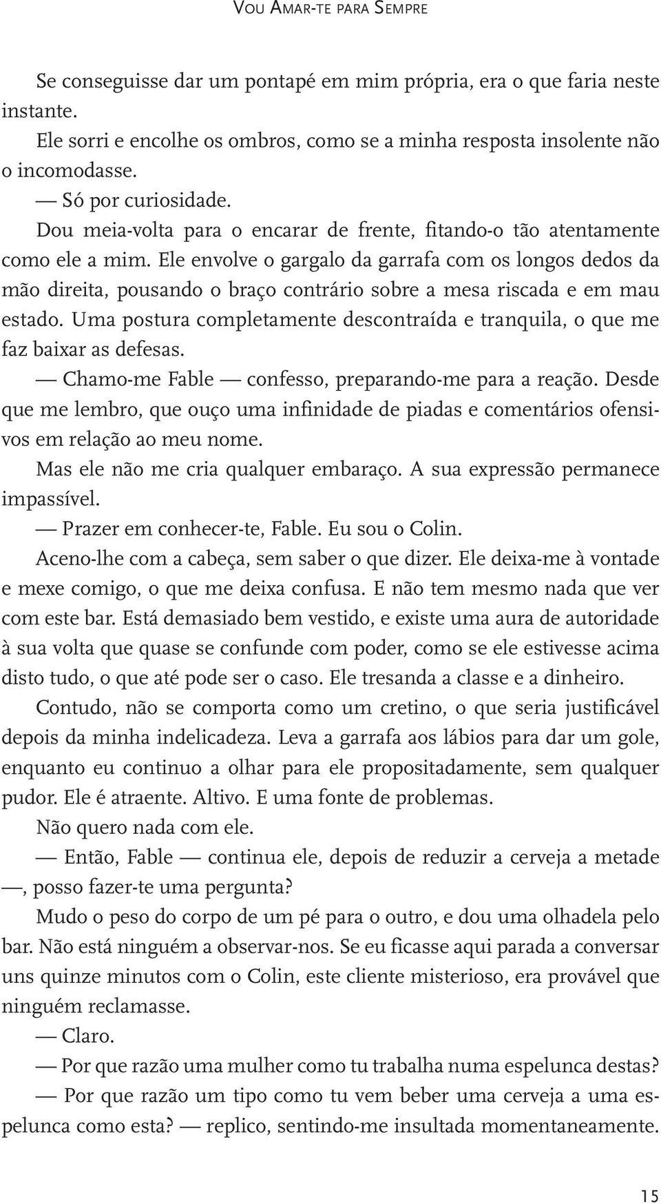 Ele envolve o gargalo da garrafa com os longos dedos da mão direita, pousando o braço contrário sobre a mesa riscada e em mau estado.