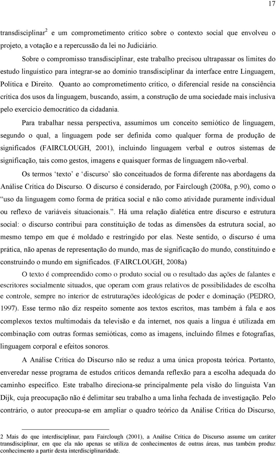 Quanto ao comprometimento crítico, o diferencial reside na consciência crítica dos usos da linguagem, buscando, assim, a construção de uma sociedade mais inclusiva pelo exercício democrático da