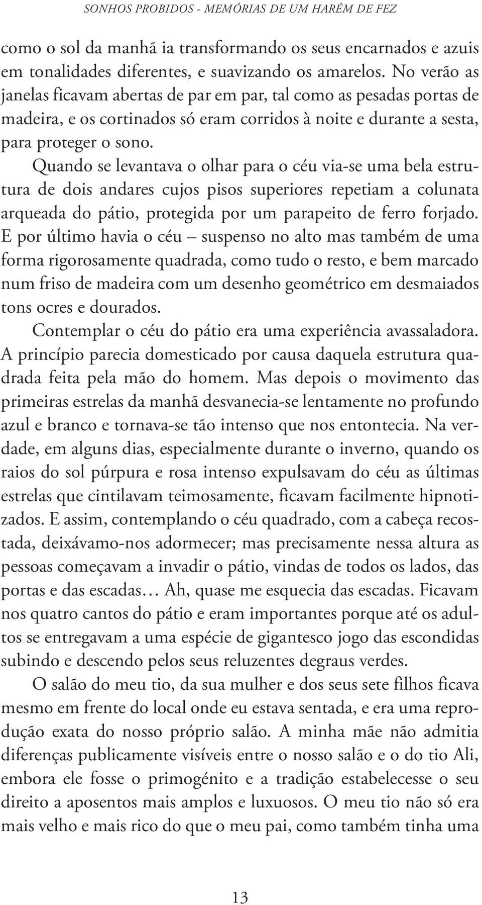 Quando se levantava o olhar para o céu via-se uma bela estrutura de dois andares cujos pisos superiores repetiam a colunata arqueada do pátio, protegida por um parapeito de ferro forjado.