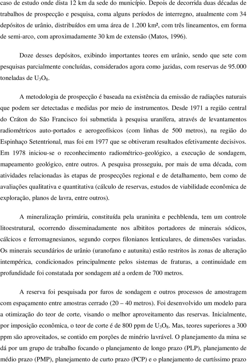 200 km², com três lineamentos, em forma de semi-arco, com aproximadamente 30 km de extensão (Matos, 1996).