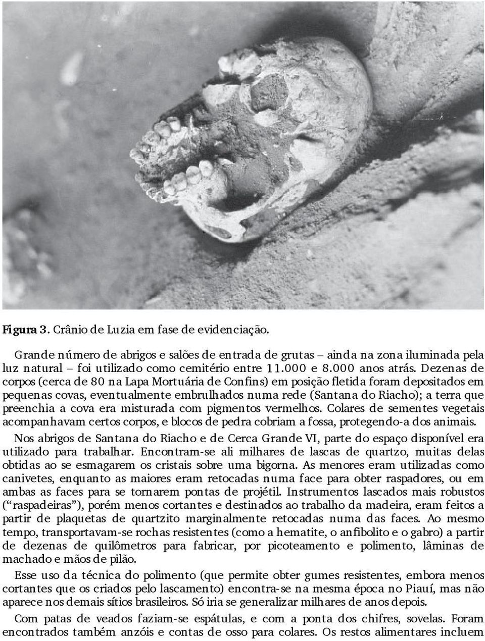 Dezenas de corpos (cerca de 80 na Lapa Mortuária de Con ns) em posição etida foram depositados em pequenas covas, eventualmente embrulhados numa rede (Santana do Riacho); a terra que preenchia a cova