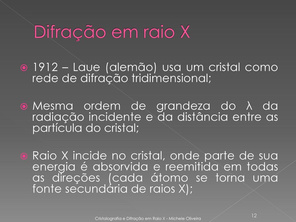 incide no cristal, onde parte de sua energia é absorvida e reemitida em todas as direções