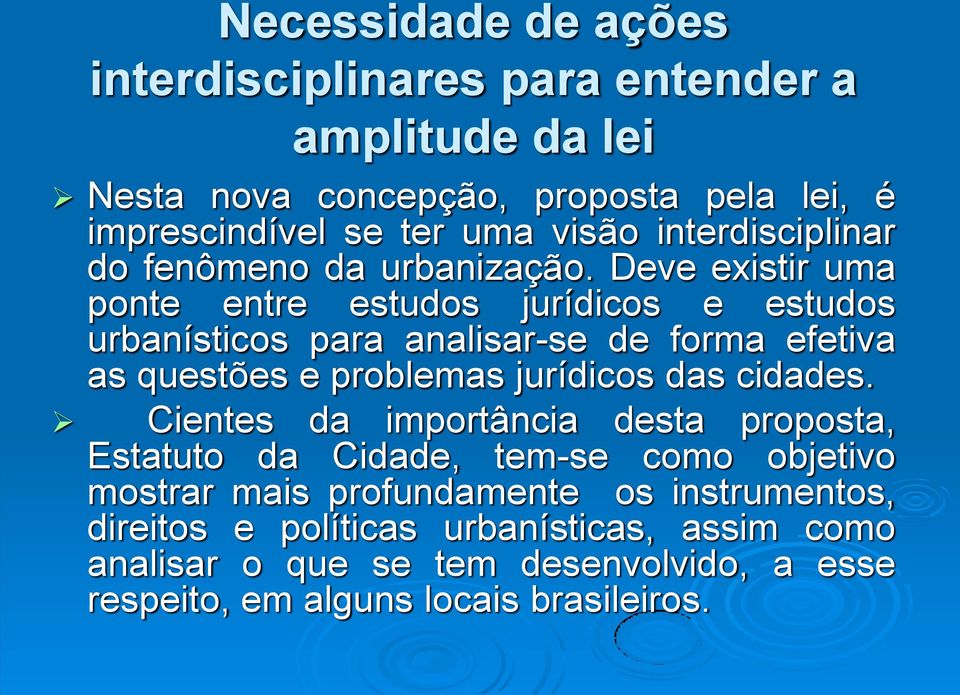 Deve existir uma ponte entre estudos jurídicos e estudos urbanísticos para analisar-se de forma efetiva as questões e problemas jurídicos das