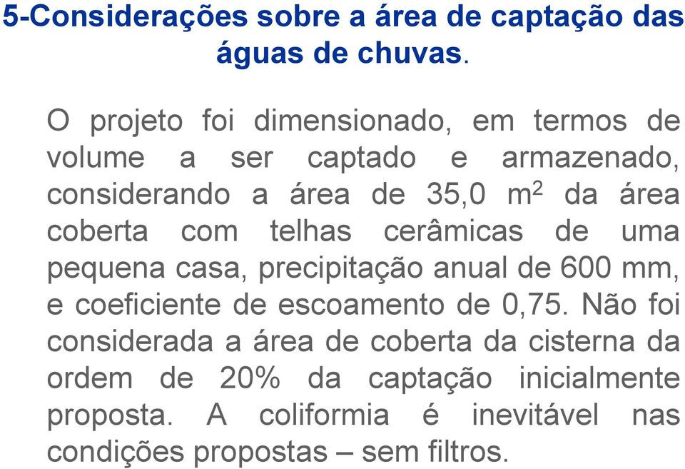 área coberta com telhas cerâmicas de uma pequena casa, precipitação anual de 600 mm, e coeficiente de escoamento