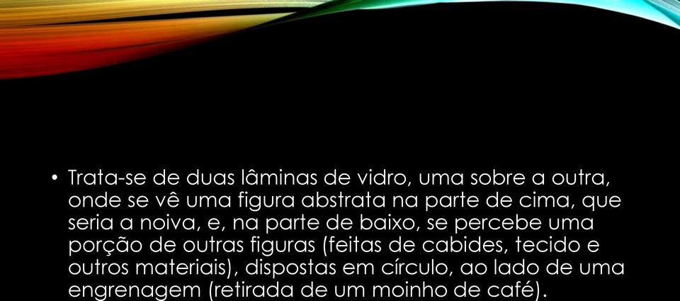 percebe uma porção de outras figuras (feitas de cabides, tecido e outros