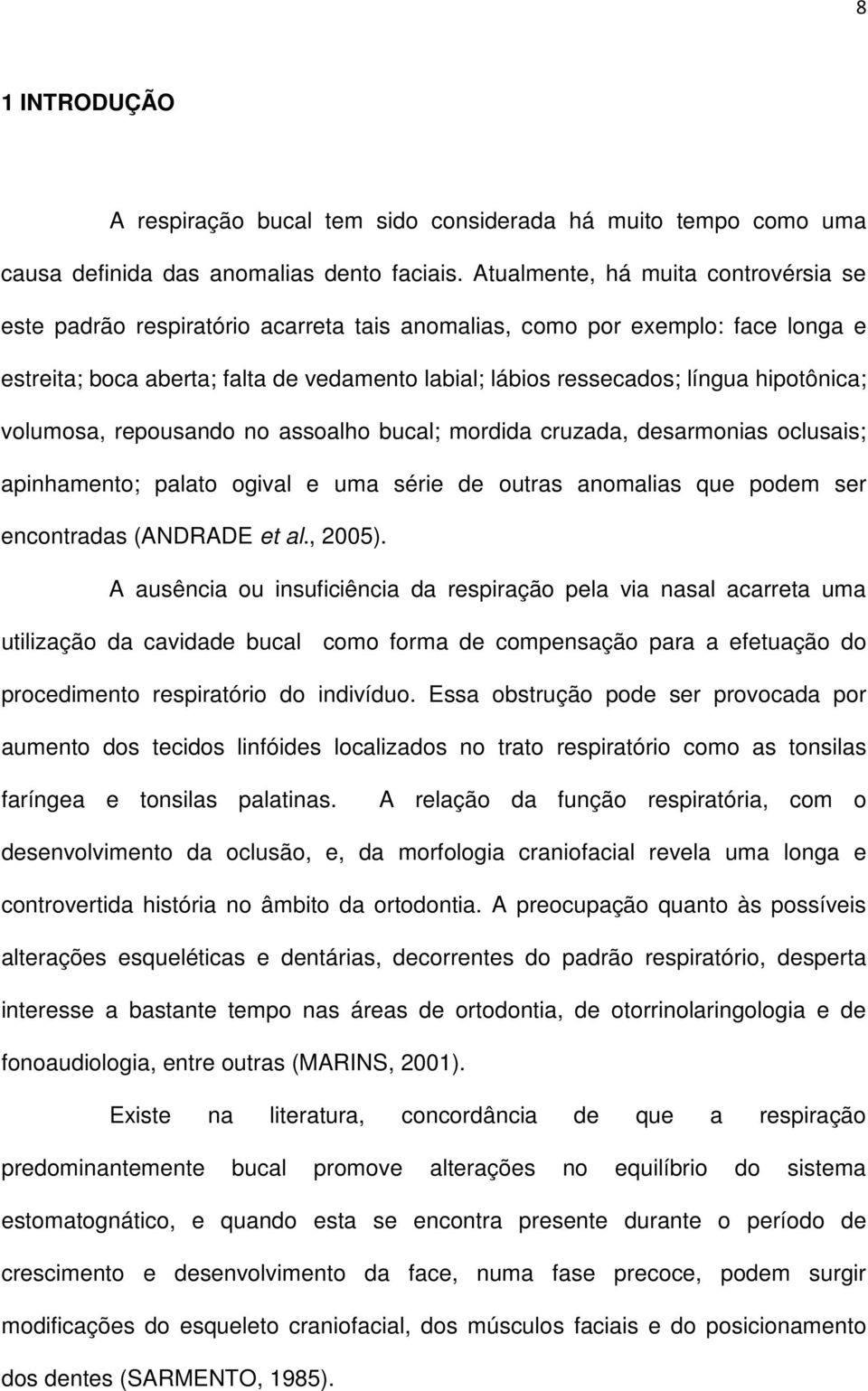 hipotônica; volumosa, repousando no assoalho bucal; mordida cruzada, desarmonias oclusais; apinhamento; palato ogival e uma série de outras anomalias que podem ser encontradas (ANDRADE et al., 2005).