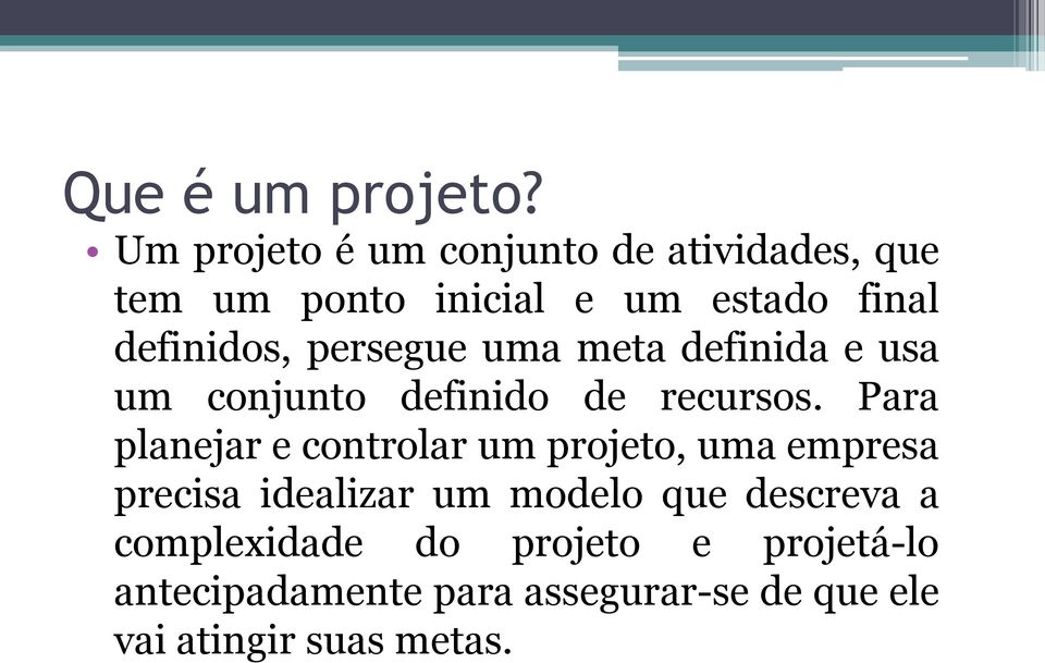 persegue uma meta definida e usa um conjunto definido de recursos.