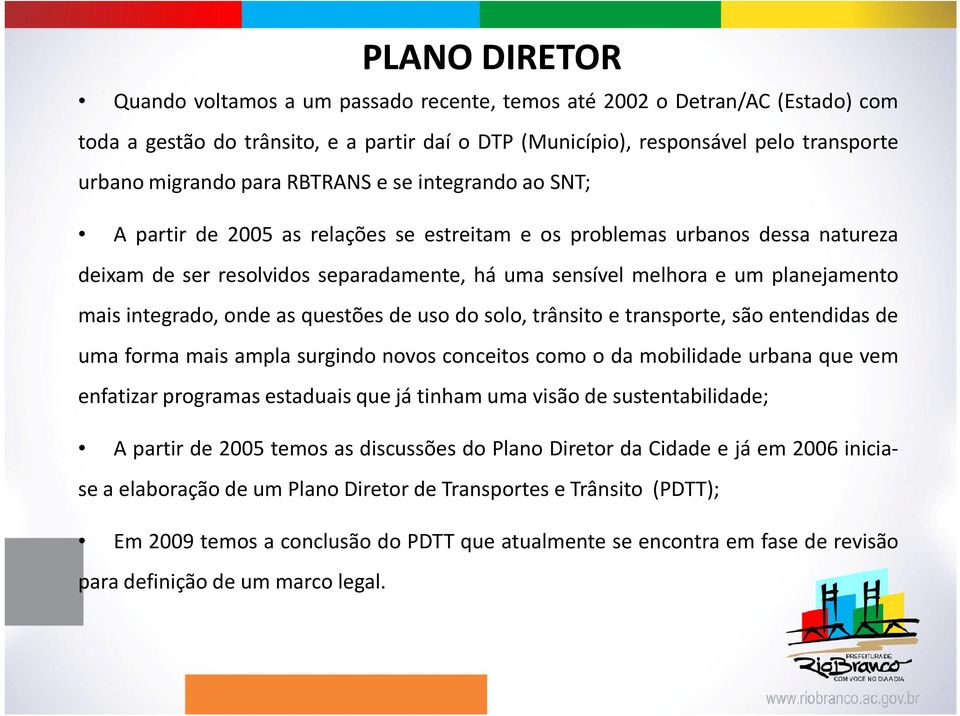 mais integrado, onde as questões de uso do solo, trânsito e transporte, são entendidas de uma forma mais ampla surgindo novos conceitos como o da mobilidade urbana que vem enfatizar programas