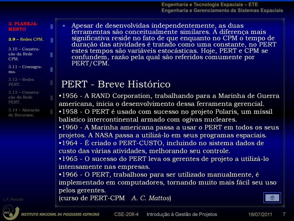 A diferença mais significativa reside no fato de que enquanto no CPM o tempo de duração das atividades é tratado como uma constante, no PERT estes tempos são variáveis estocásticas.