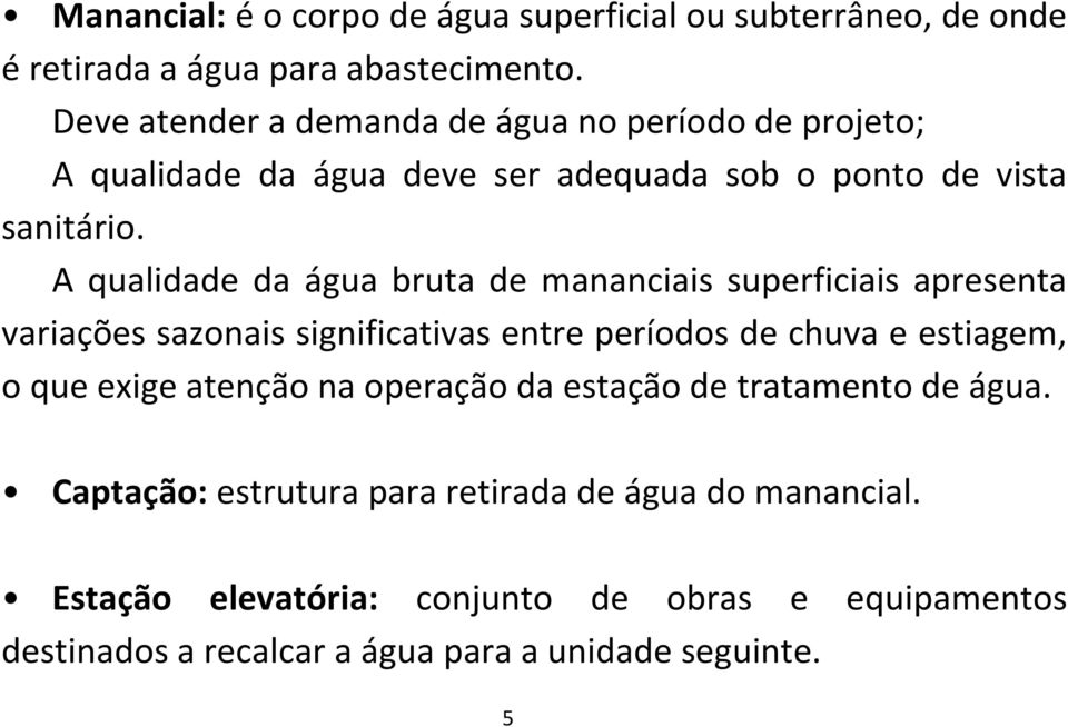 A qualidade da água bruta de mananciais superficiais apresenta variações sazonais significativas entre períodos de chuva e estiagem, o que exige