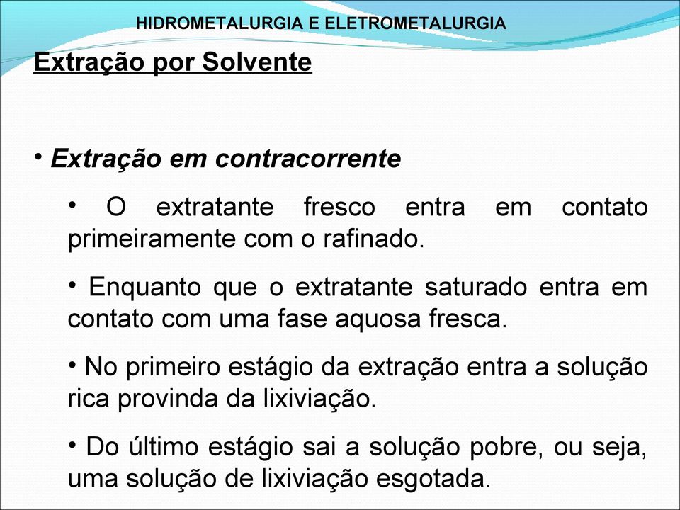 Enquanto que o extratante saturado entra em contato com uma fase aquosa fresca.