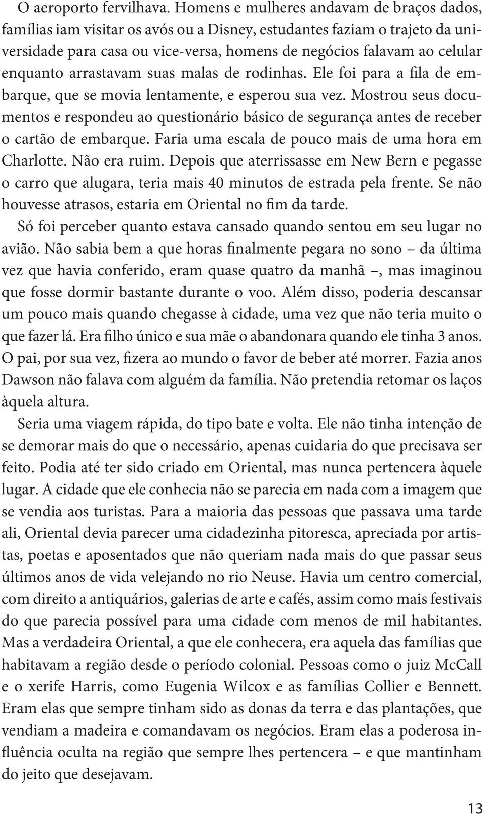 enquanto arrastavam suas malas de rodinhas. Ele foi para a fila de embarque, que se movia lentamente, e esperou sua vez.