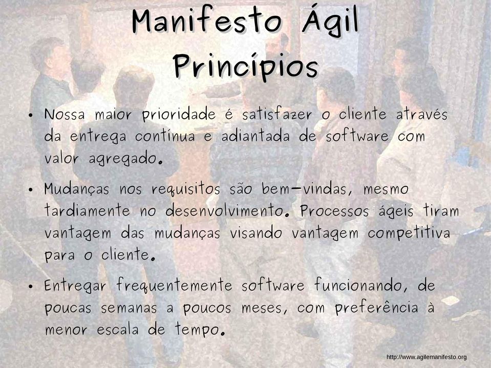 Processos ágeis tiram vantagem das mudanças visando vantagem competitiva para o cliente.