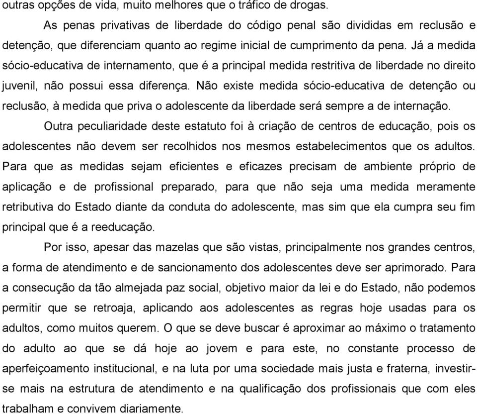 Já a medida sócio-educativa de internamento, que é a principal medida restritiva de liberdade no direito juvenil, não possui essa diferença.