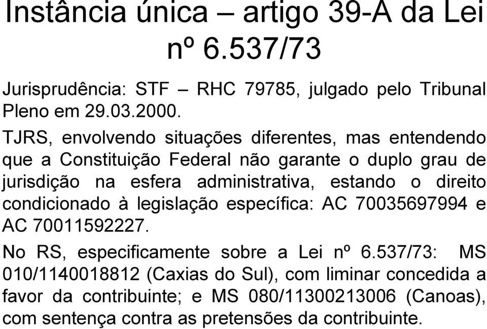 administrativa, estando o direito condicionado à legislação específica: AC 70035697994 e AC 70011592227.