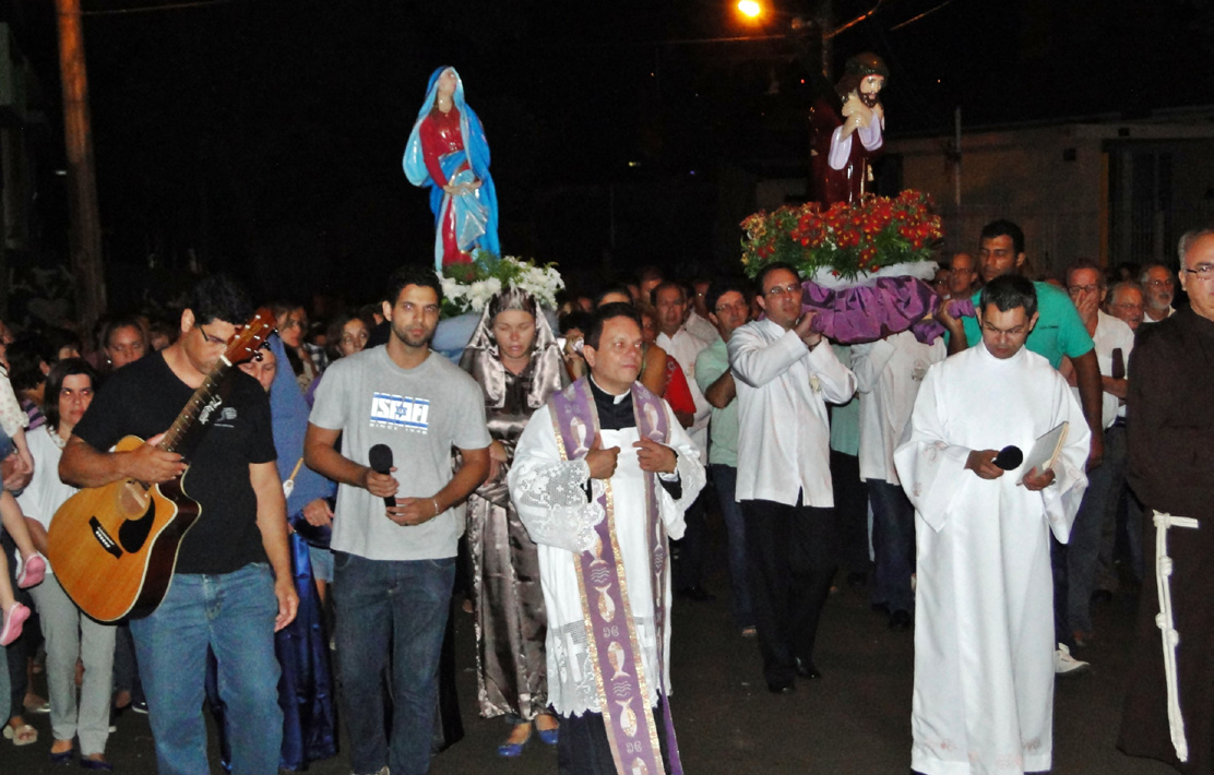 Foi tudo muito bem preparado pelas equipes de liturgia responsáveis por cada dia: a missa, benção e procissão de ramos; a missa da Santa Ceia com o gesto do Lava-pés, onde alguns jovens representaram