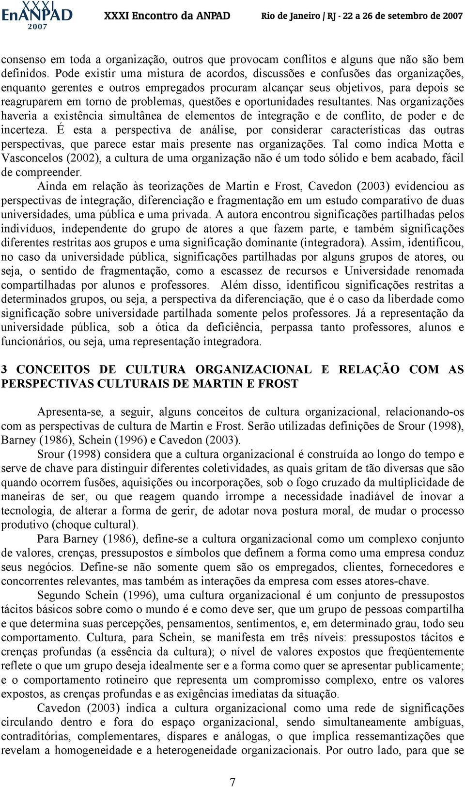 questões e oportunidades resultantes. Nas organizações haveria a existência simultânea de elementos de integração e de conflito, de poder e de incerteza.