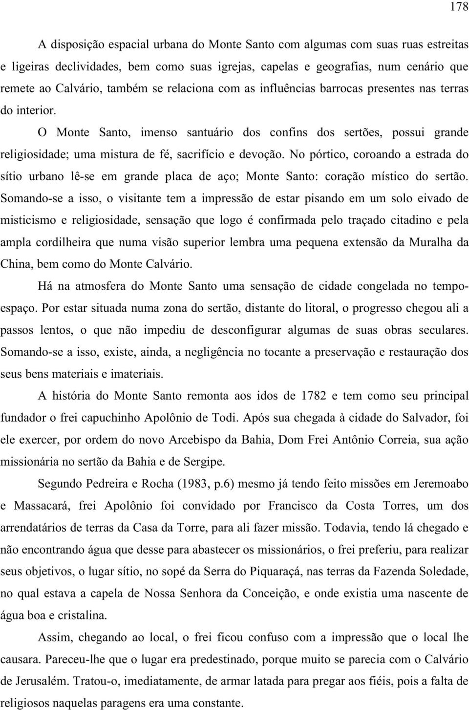 No pórtico, coroando a estrada do sítio urbano lê-se em grande placa de aço; Monte Santo: coração místico do sertão.