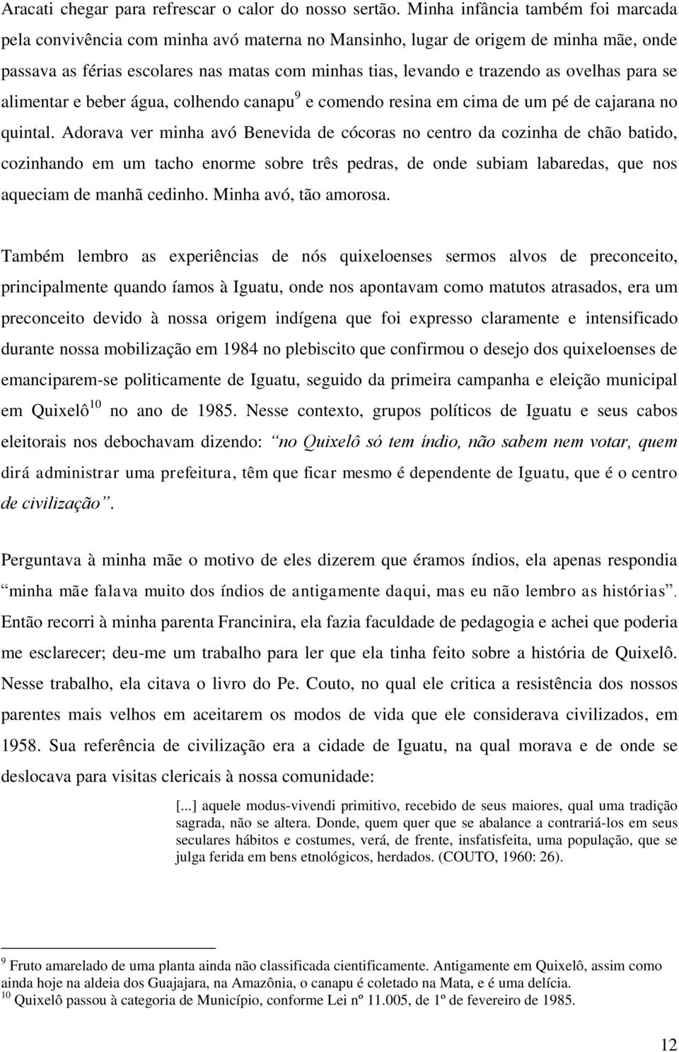 ovelhas para se alimentar e beber água, colhendo canapu 9 e comendo resina em cima de um pé de cajarana no quintal.