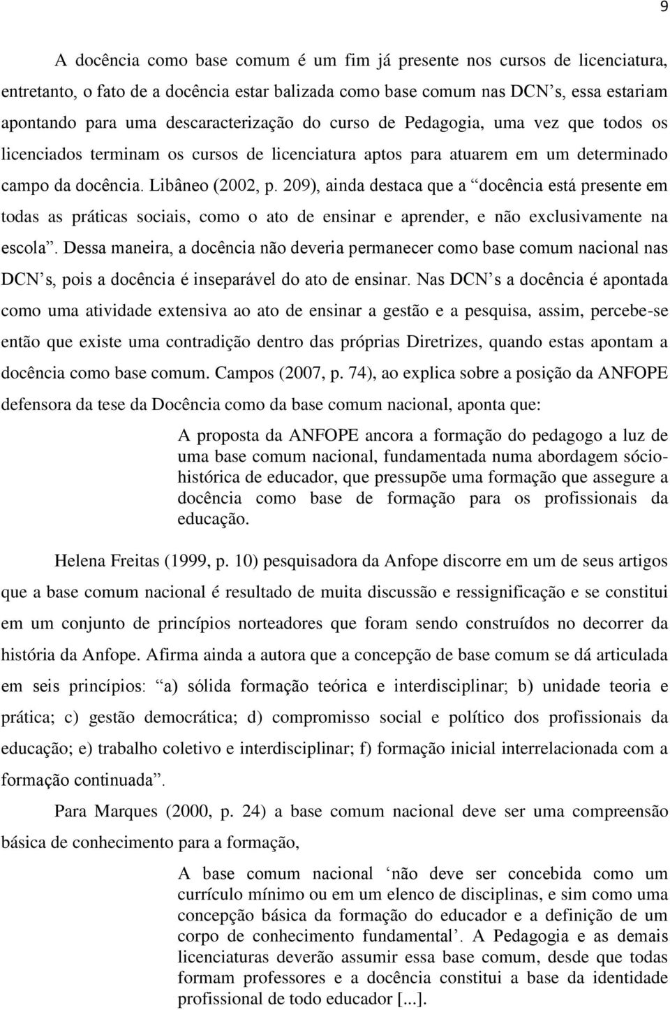 209), ainda destaca que a docência está presente em todas as práticas sociais, como o ato de ensinar e aprender, e não exclusivamente na escola.