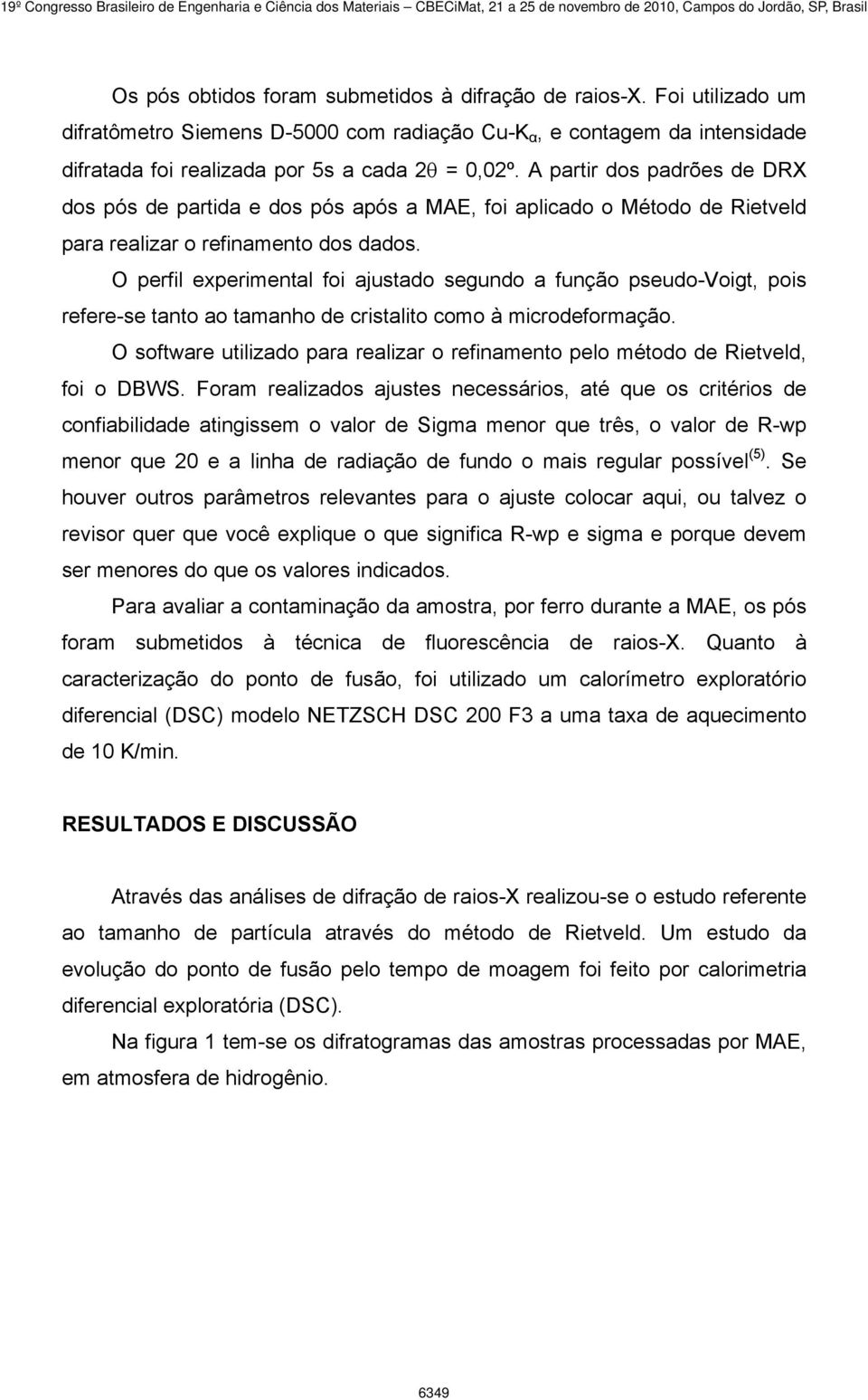 O perfil experimental foi ajustado segundo a função pseudo-voigt, pois refere-se tanto ao tamanho de cristalito como à microdeformação.