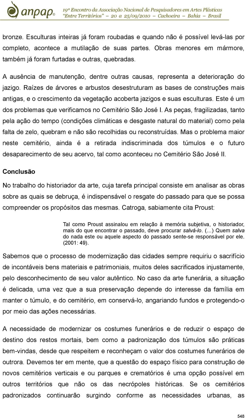 Raízes de árvores e arbustos desestruturam as bases de construções mais antigas, e o crescimento da vegetação acoberta jazigos e suas esculturas.