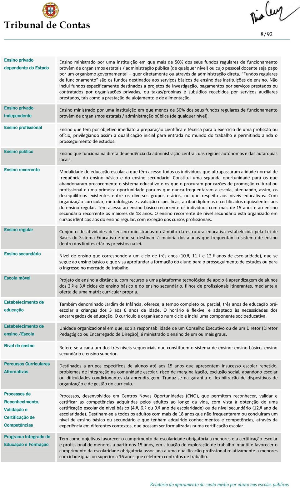 Ensino ministrado por uma instituição em que mais de 50% dos seus fundos regulares de funcionamento provêm de organismos estatais / administração pública (de qualquer nível) ou cujo pessoal docente