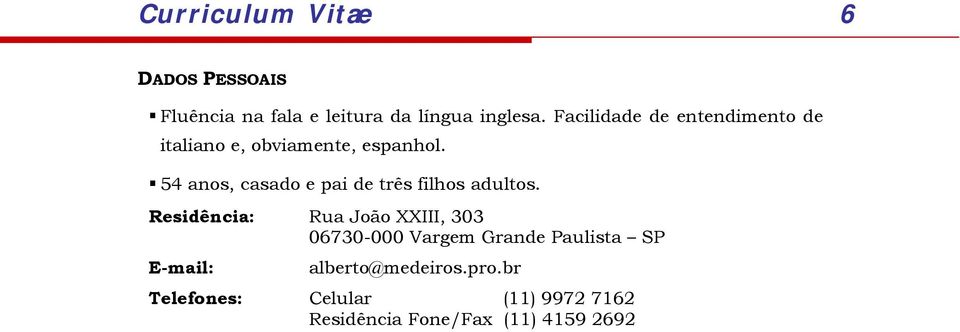 54 anos, casado e pai de três filhos adultos.