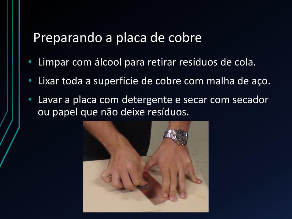 Lixar toda a superfície de cobre com malha de aço.