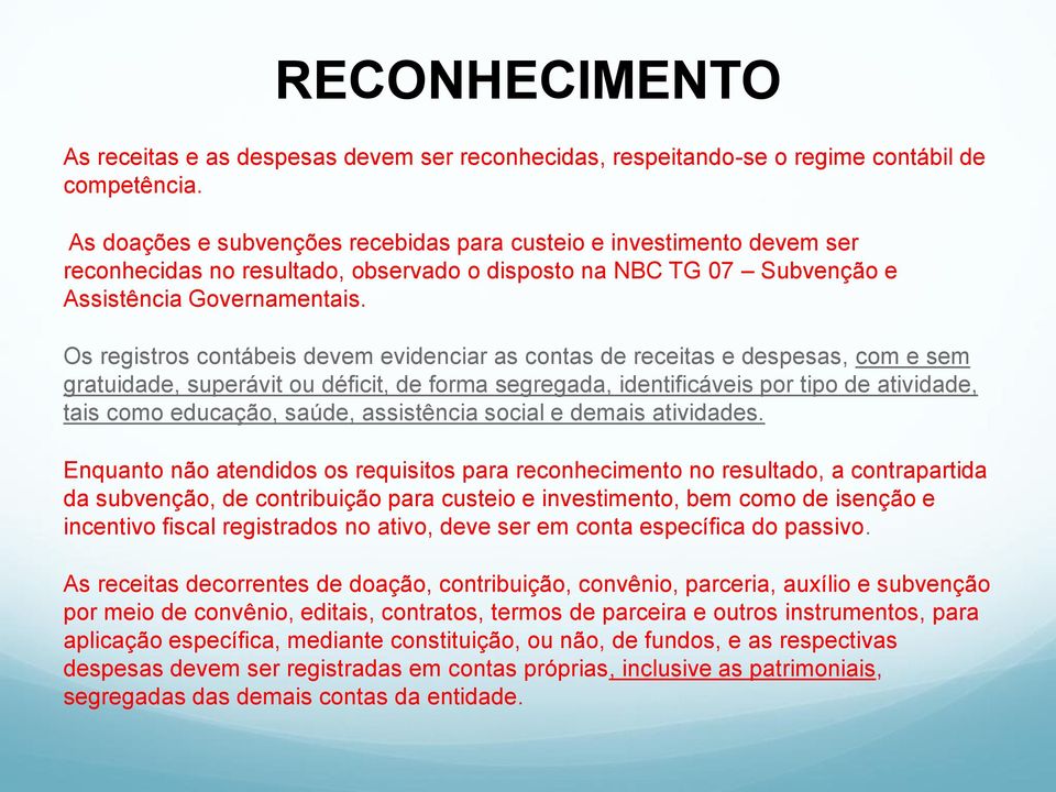 Os registros contábeis devem evidenciar as contas de receitas e despesas, com e sem gratuidade, superávit ou déficit, de forma segregada, identificáveis por tipo de atividade, tais como educação,