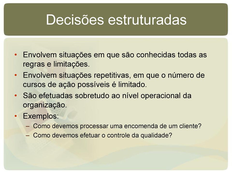 Envolvem situações repetitivas, em que o número de cursos de ação possíveis é limitado.