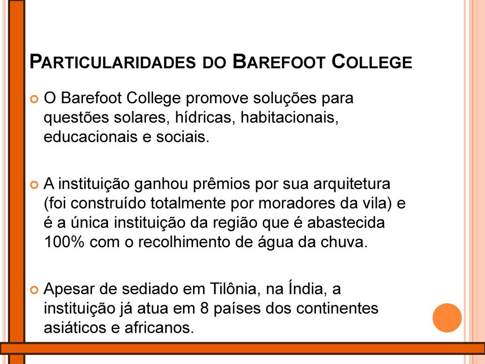 A instituição ganhou prêmios por sua arquitetura (foi construído totalmente por moradores da vila) e é a única