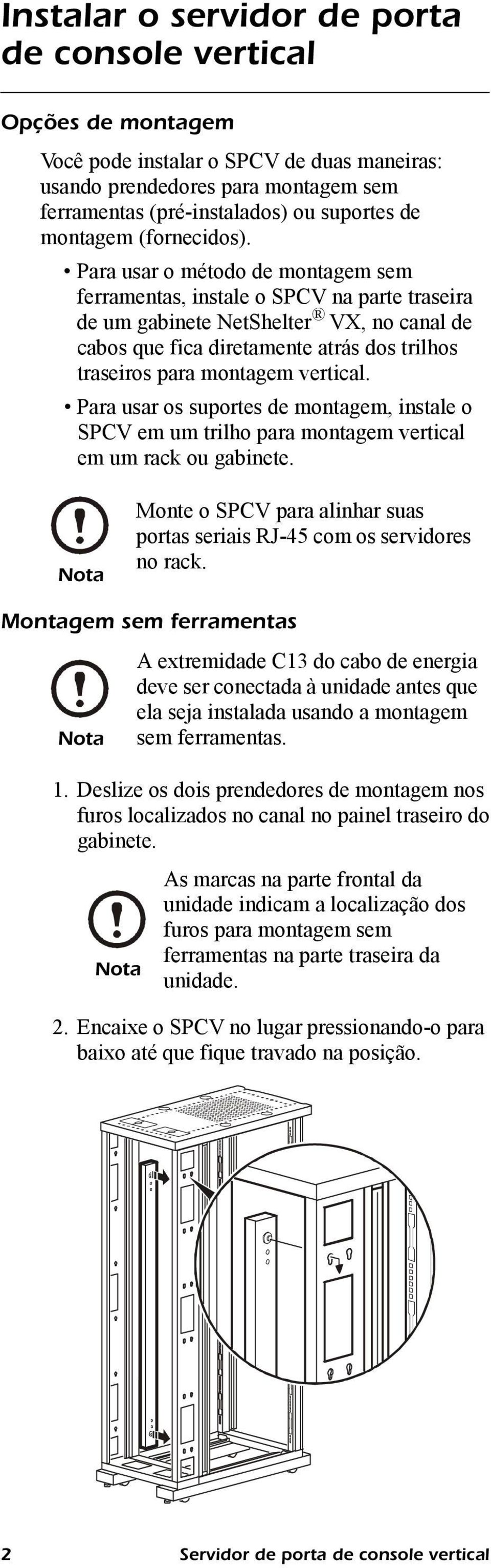 Para usar o método de montagem sem ferramentas, instale o SPCV na parte traseira de um gabinete NetShelter VX, no canal de cabos que fica diretamente atrás dos trilhos traseiros para montagem