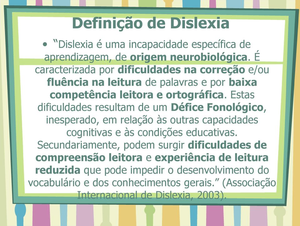 Estas dificuldades resultam de um Défice Fonológico, inesperado, em relação às outras capacidades cognitivas e às condições educativas.