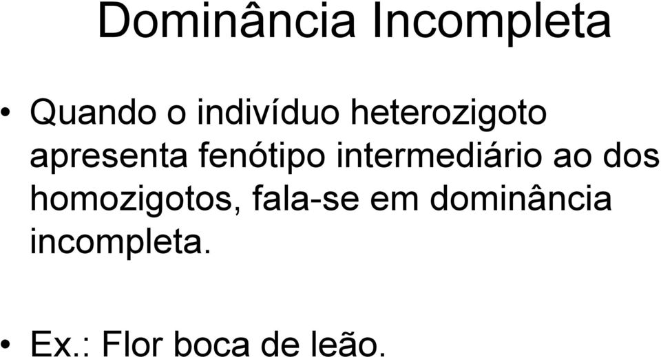 intermediário ao dos homozigotos,