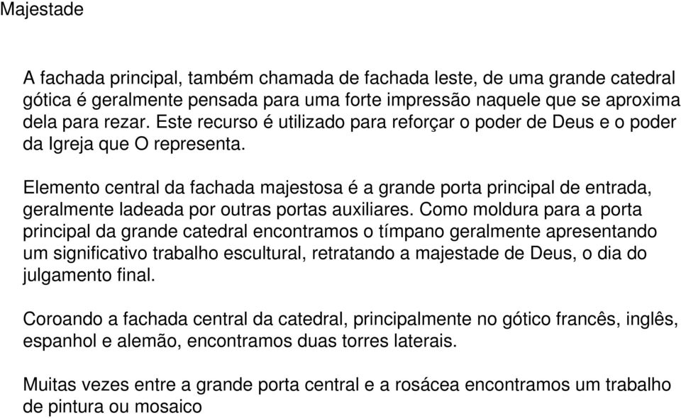 Elemento central da fachada majestosa é a grande porta principal de entrada, geralmente ladeada por outras portas auxiliares.