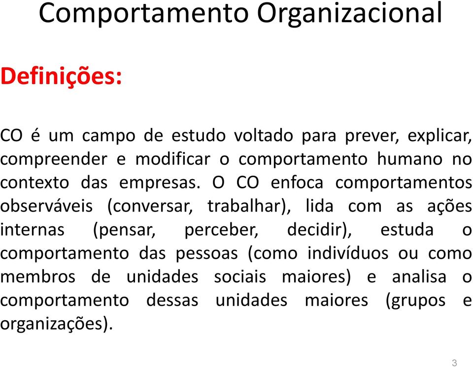 O CO enfoca comportamentos observáveis (conversar, trabalhar), lida com as ações internas (pensar, perceber,