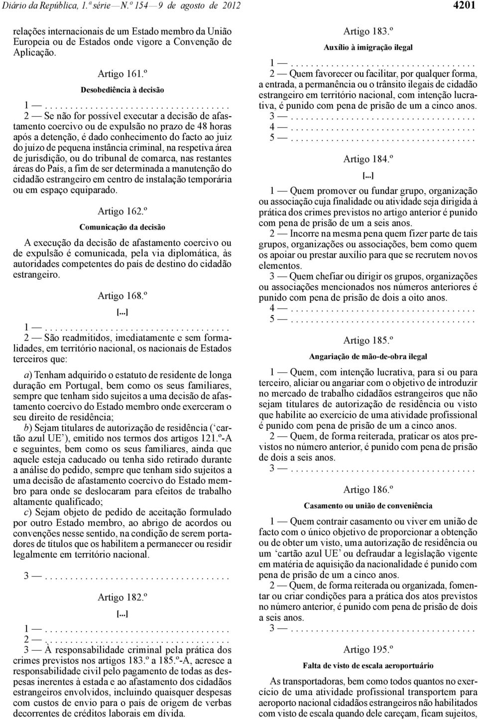 pequena instância criminal, na respetiva área de jurisdição, ou do tribunal de comarca, nas restantes áreas do País, a fim de ser determinada a manutenção do cidadão estrangeiro em centro de