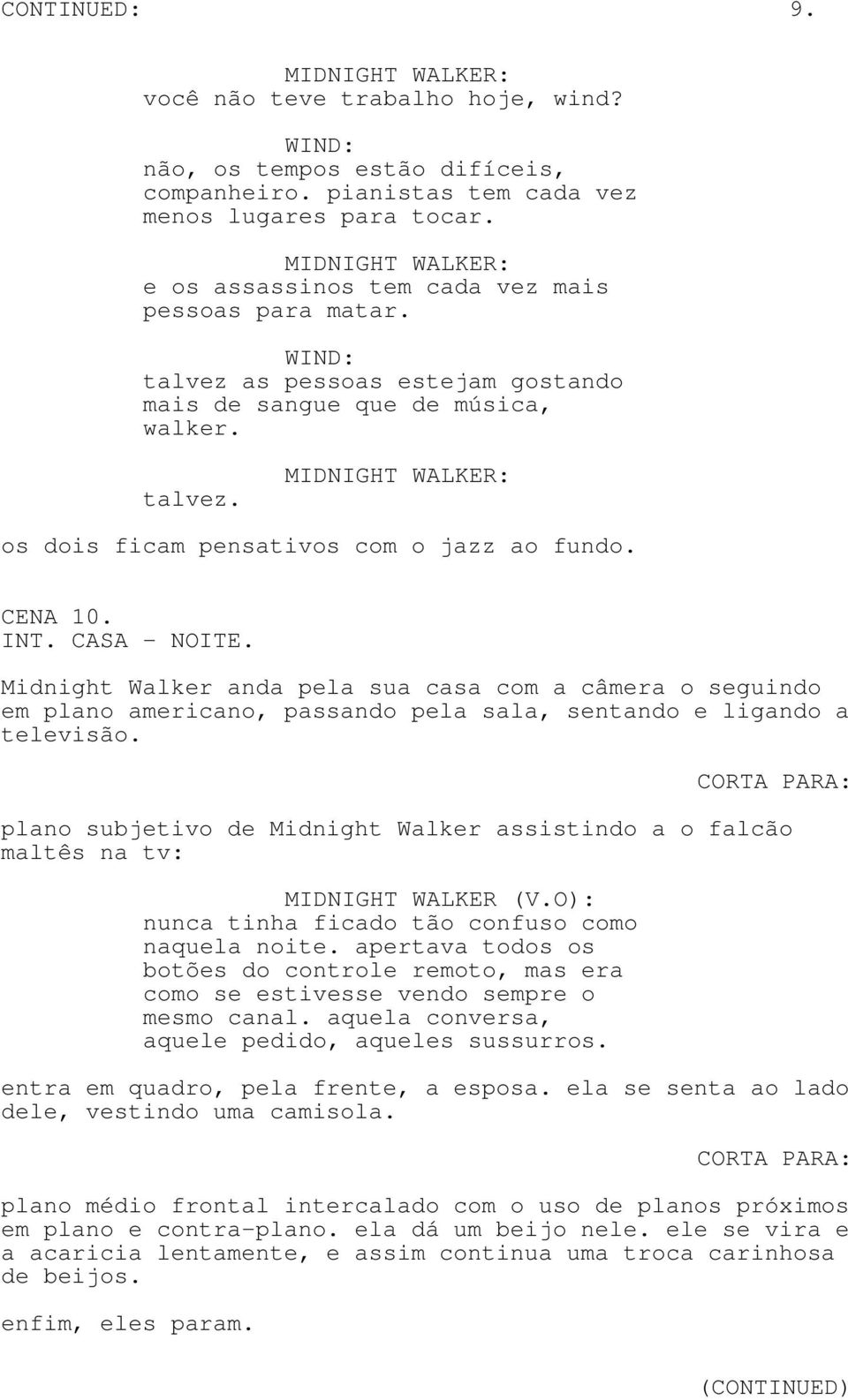 CASA - NOITE. Midnight Walker anda pela sua casa com a câmera o seguindo em plano americano, passando pela sala, sentando e ligando a televisão.