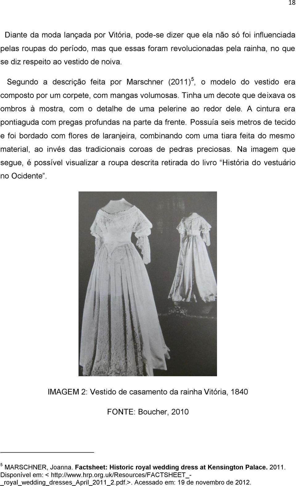 Tinha um decote que deixava os ombros à mostra, com o detalhe de uma pelerine ao redor dele. A cintura era pontiaguda com pregas profundas na parte da frente.