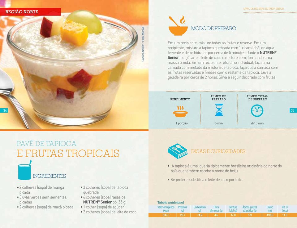 Em um recipiente refratário individual, faça uma camada com metade da mistura de tapioca, faça outra camada com as frutas reservadas e finalize com o restante da tapioca.