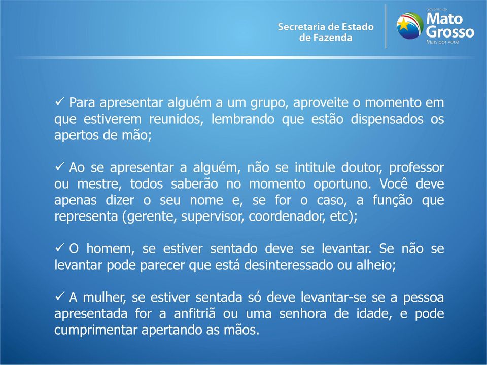 Você deve apenas dizer o seu nome e, se for o caso, a função que representa (gerente, supervisor, coordenador, etc); O homem, se estiver sentado deve se